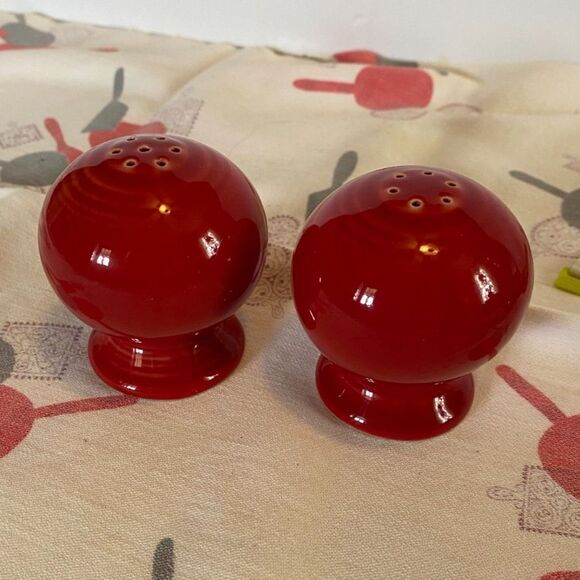 Fiestaware Scarlet Classic Round Salt & Pepper Set - Picture 2 of 4
